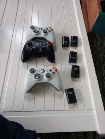 Xbox 360 kinect en drie contollers en vijf accu's 