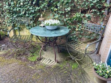 Gietijzeren stoelen en onderstel tafel met groen marmer blad