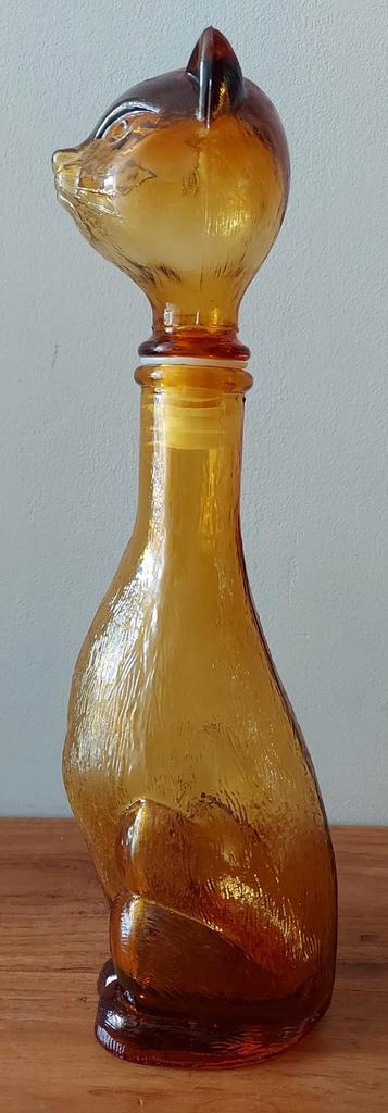 Glazen decanter met poezenkop