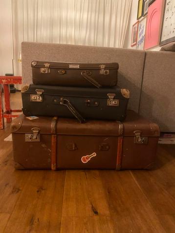 Gratis oude koffers zonder handvat.