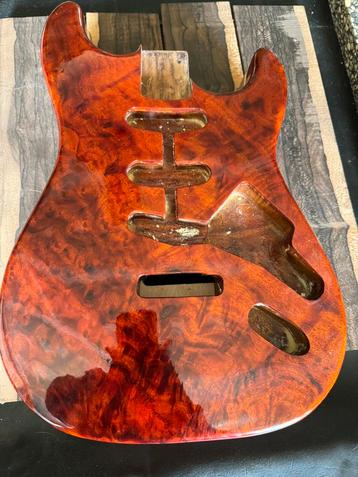 Stratocaster emboija burl