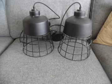2 zwart metalen hanglampen