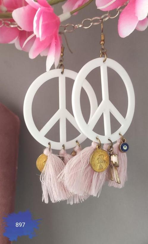897. Witte peace hangers met roze kwastjes, Sieraden, Tassen en Uiterlijk, Oorbellen, Nieuw, Hangers, Overige materialen, Roze