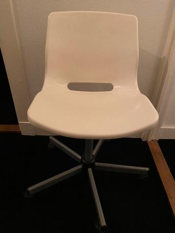 Witte/ crème kleurige bureaustoel met wieltjes van IKEA