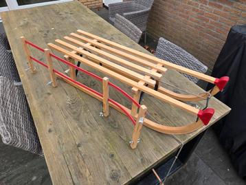 Houten slee met rugleuning