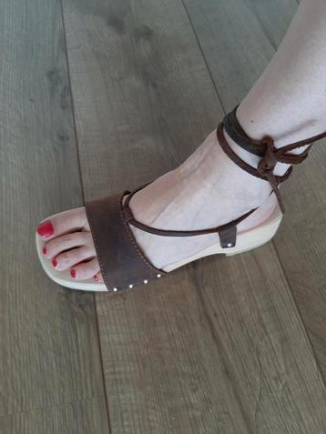 Houten sandalen met veter om enkel, bruin leer, maat 37