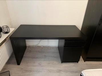 IKEA MALM bureau zwart - geen gebruikerssporen - 140 x 65 cm - afbeelding 1 IKEA MALM bureau zwart - geen gebruikerssporen - 140 x 65 cm - afbeelding 1