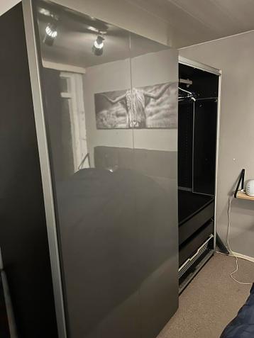 IKEA Pax Kast Bruin/Zwart met grijze hoogglans schuifdeuren - afbeelding 2 IKEA Pax Kast Bruin/Zwart met grijze hoogglans schuifdeuren - afbeelding 2