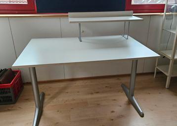 Prachtig, stabiel bureau, kantoor kwaliteit, met opzetstuk - afbeelding 1 Prachtig, stabiel bureau, kantoor kwaliteit, met opzetstuk - afbeelding 1