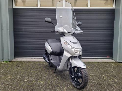 PEUGEOT KISBEE 4T E4 45 OF 25 KM BJ2018 MAT ZILVER 2700KM, Fietsen en Brommers, Scooters | Peugeot, Zo goed als nieuw, Overige modellen