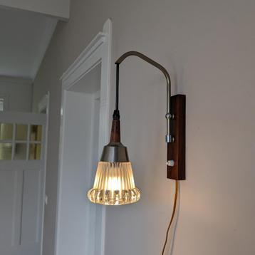 Vintage teak hangend wandlampje met glazen kapje. Hanglampje