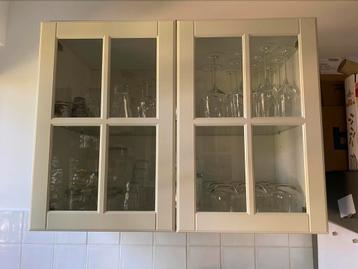 2 bovenkasten met vitrinedeuren Ikea - afbeelding 1 2 bovenkasten met vitrinedeuren Ikea - afbeelding 1