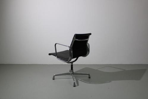 3 Vitra Eames EA 107, zwart leer, aluminium, Huis en Inrichting, Stoelen, Gebruikt, Leer, Zwart, Ophalen