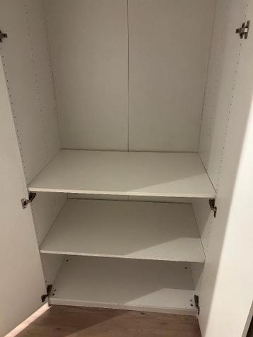 Twee nette Ikea pax kasten wit (100 x 60 x 235 cm) - afbeelding 4 Twee nette Ikea pax kasten wit (100 x 60 x 235 cm) - afbeelding 4