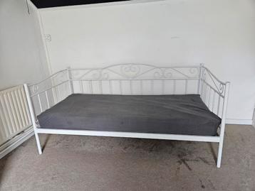 Metalen Bedframe met IKEA Matras - afbeelding 1 Metalen Bedframe met IKEA Matras - afbeelding 1