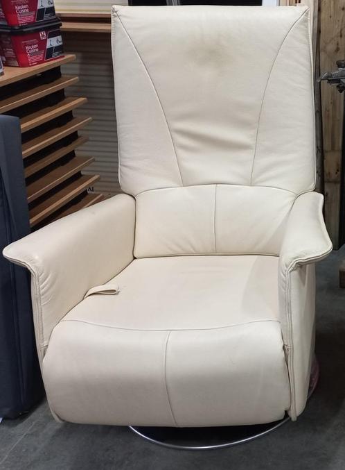 fauteuil wit relax en 180graden draaistand, Huis en Inrichting, Fauteuils, Zo goed als nieuw, Leer, Metaal, 50 tot 75 cm, Minder dan 75 cm