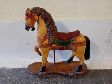Antiek houten paard op.wielen