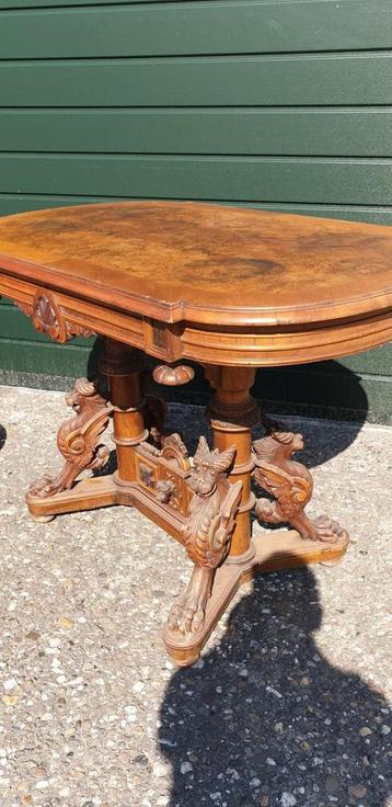 Antique tafels en meubelen 