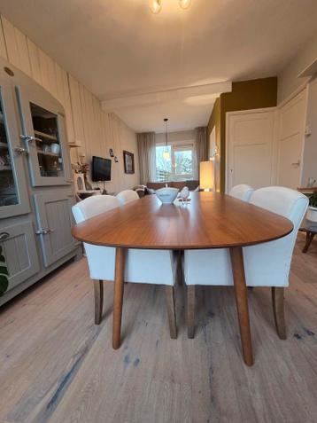 Gratis 4 Zandkleurige Eetkamerstoelen met Armleuning