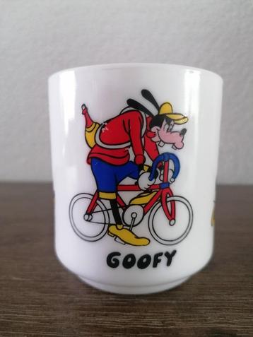 Disney mok van Goofy op racefiets.