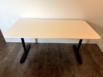 IKEA desk white/black 160cm x 80cm - afbeelding 1 IKEA desk white/black 160cm x 80cm - afbeelding 1