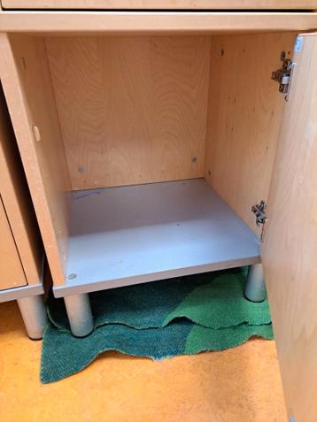 Twee mooie houten lockers 5-vaks - afbeelding 4 Twee mooie houten lockers 5-vaks - afbeelding 4