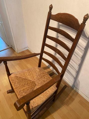 Houten schommelstoel nette schommelende stoel hout