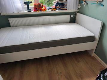 Wit bedframe Ikea met lattenbodem - afbeelding 3 Wit bedframe Ikea met lattenbodem - afbeelding 3