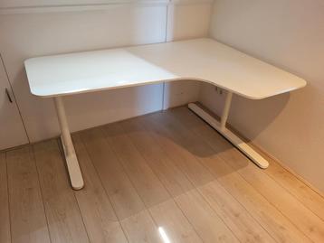 Ikea Bekant hoekbureau wit met zwart inzetstuk - verstelbaar - afbeelding 2 Ikea Bekant hoekbureau wit met zwart inzetstuk - verstelbaar - afbeelding 2