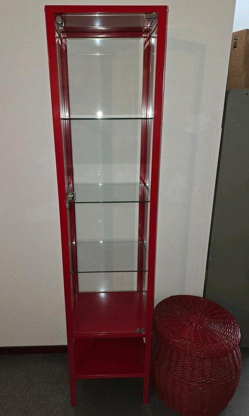 Ikea BIBY glazen vitrinekast met metalen frame cabinet rood, Huis en Inrichting, Kasten | Vitrinekasten, Zo goed als nieuw, 150 tot 200 cm