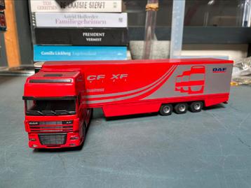 Originele rode DAF XF met oplegger - schaal 1:50