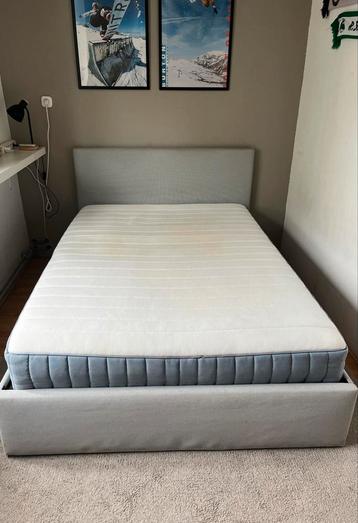 Ikea Gladstad bed 140x200 + Valevag matras (nieuwprijs €488) - afbeelding 1 Ikea Gladstad bed 140x200 + Valevag matras (nieuwprijs €488) - afbeelding 1