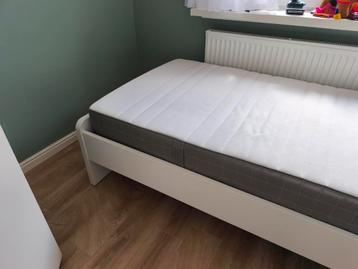 Wit bedframe Ikea met lattenbodem - afbeelding 2 Wit bedframe Ikea met lattenbodem - afbeelding 2
