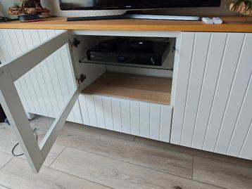 IKEA BESTÅ TV-meubel – 180 cm wit met eikenfineer bovenblad - afbeelding 3 IKEA BESTÅ TV-meubel – 180 cm wit met eikenfineer bovenblad - afbeelding 3
