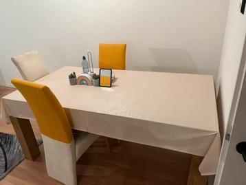 Gratis Massief houten eettafel + 4 stoelen