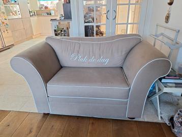 2x 2-zits bank - loveseat, taupekleurig €25 per stuk