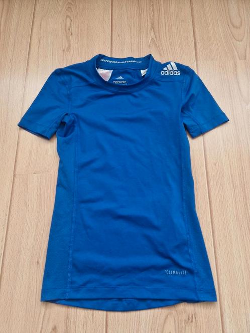 Adidas sport T-shirt maat 128 blauw, Kinderen en Baby's, Kinderkleding | Maat 128, Zo goed als nieuw, Jongen, Sport- of Zwemkleding