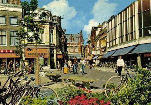 Sneek, Schapenmarktplein - volk - 1976 gelopen, Verzamelen, Ansichtkaarten | Nederland, Gelopen, Friesland, 1960 tot 1980, Ophalen of Verzenden