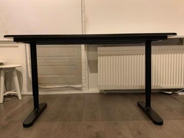 bekant bureau ikea 140x60 zwart/bruin - afbeelding 2 bekant bureau ikea 140x60 zwart/bruin - afbeelding 2