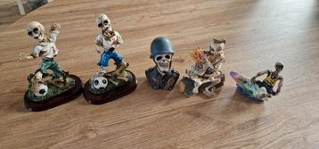 Verzameling beeldjes van skeletten. 