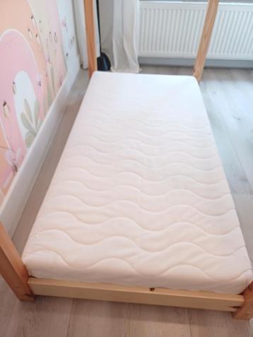 HOUTEN KINDERBED MET MATRAS NOOIT GEBRUIKT 70X130 CM
