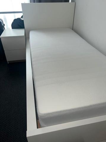 Ikea MALM bedframe + LONSET lattenbodem + matras + nachtkast - afbeelding 3
