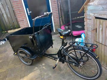 Zwarte bakfiets van Popal