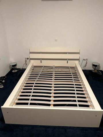 Wit IKEA Skorva Bedframe 140x200 + Lattenbodems - afbeelding 5 Wit IKEA Skorva Bedframe 140x200 + Lattenbodems - afbeelding 5