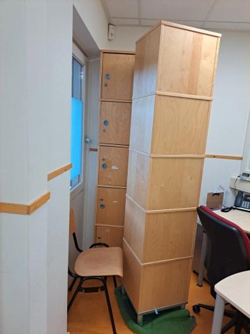Twee mooie houten lockers 5-vaks - afbeelding 2 Twee mooie houten lockers 5-vaks - afbeelding 2
