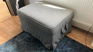 IKEA bank (EKTORP) met grijze bekleding en poef - afbeelding 4 IKEA bank (EKTORP) met grijze bekleding en poef - afbeelding 4