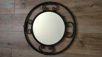 Mooie ronde spiegel met zwart metalen rand.
