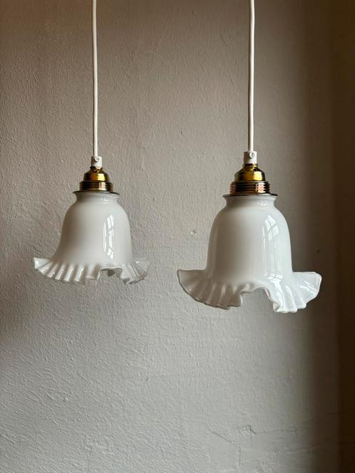 Vintage set 2 wit franse sierlijke hanglampjes melkglas rok, Huis en Inrichting, Lampen | Hanglampen, Minder dan 50 cm, Glas, Ophalen of Verzenden