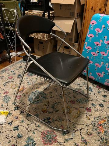 stoel met chroom frame en leren zitting