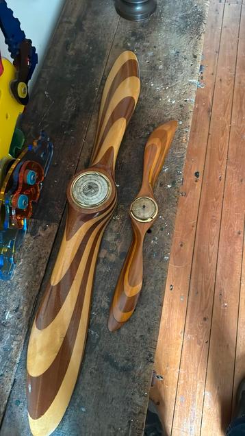 2 oude houten propellers bladen met barometer 95 en 55 cm